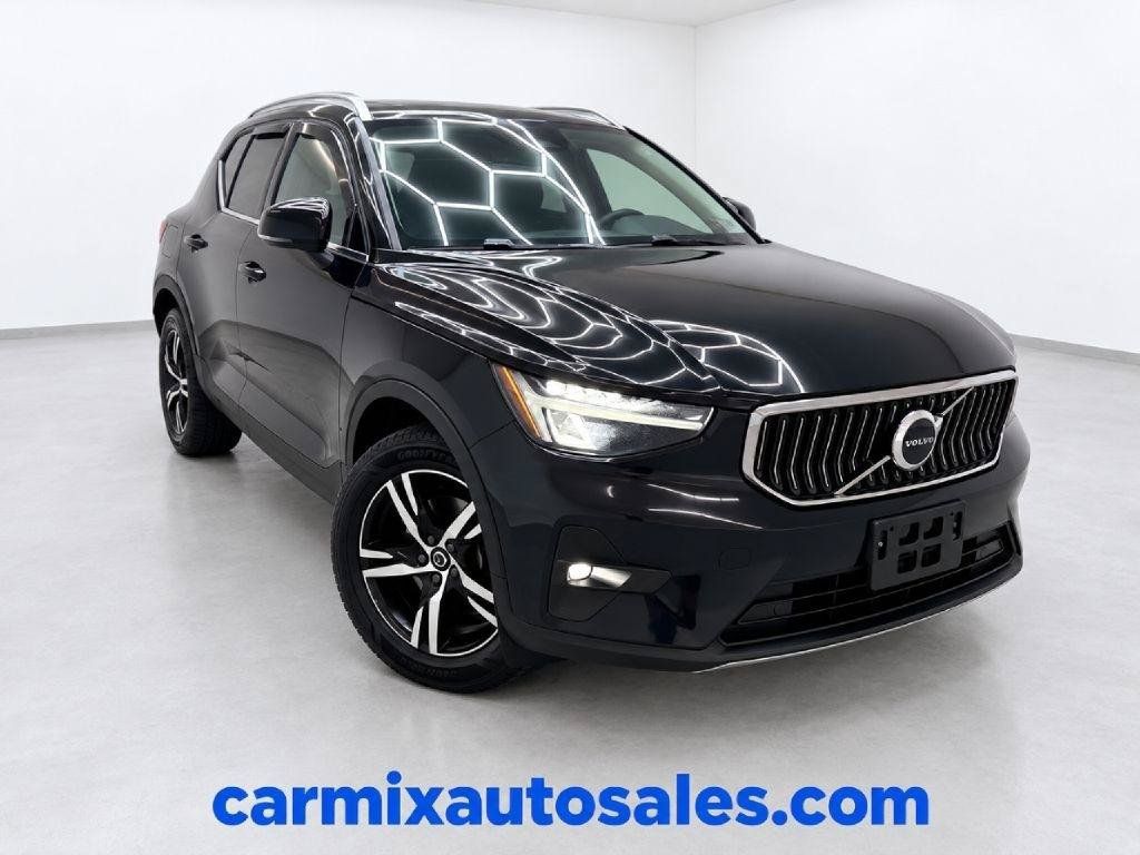 Used 2023 Volvo XC40 B5 Plus AWD/4WD image 1