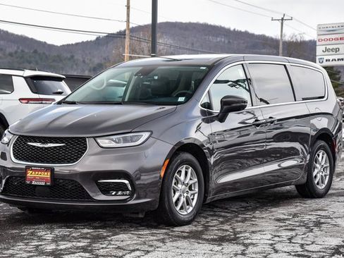 Used 2023 Chrysler Pacifica Touring-L image 7