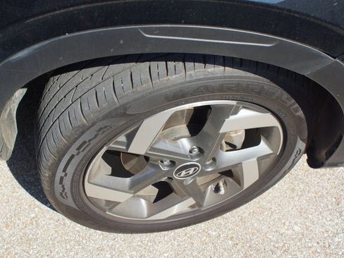 Used 2023 Hyundai Venue SEL FWD image 4
