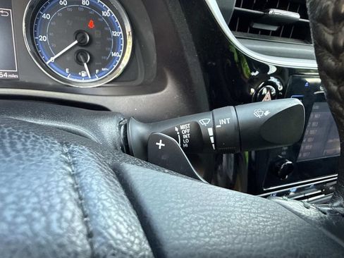 Used 2018 Toyota Corolla SE FWD image 35