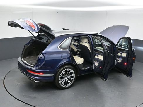 Used 2021 Bentley Bentayga image 49