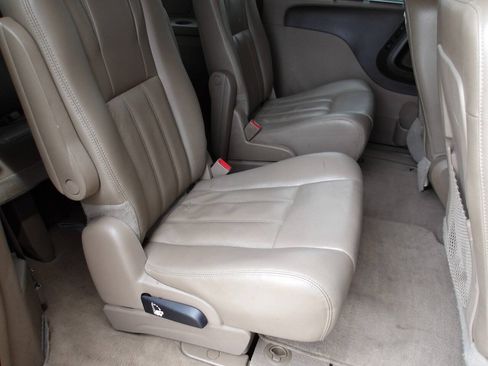 Used 2013 Chrysler Town & Country Touring-L w/ Driver Convenience Group FWD image 7
