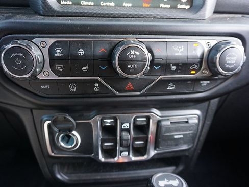 Used 2022 Jeep Wrangler Unlimited Sahara w/ Cold Weather Group AWD/4WD image 12