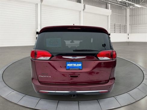 Used 2018 Chrysler Pacifica Touring-L Plus image 3