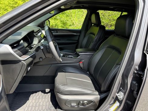 Used 2025 Jeep Grand Cherokee Limited w/ Luxury Tech Group II image 11