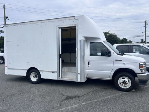 Used 2022 Ford E-350 and Econoline 350 Super Duty RWD image 19
