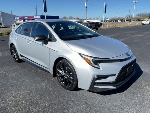Used 2023 Toyota Corolla SE image 2