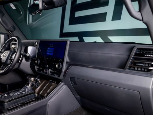 Used 2024 Lexus GX 550 w/ Cold Area Package AWD/4WD image 21