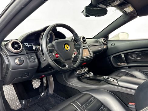 Used 2010 Ferrari California RWD image 18