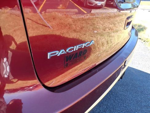 Used 2017 Chrysler Pacifica Touring-L image 25