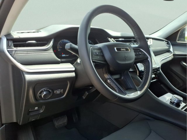 Used 2023 Jeep Grand Cherokee Laredo AWD/4WD image 13