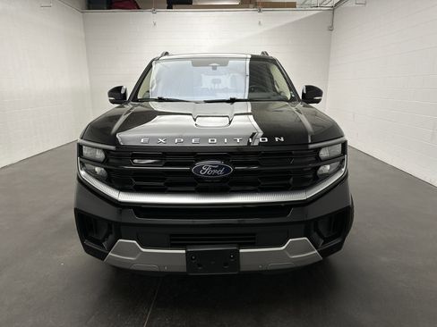 Used 2025 Ford Expedition Platinum AWD/4WD image 3