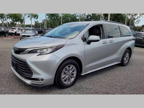 Used 2023 Toyota Sienna XLE image 45