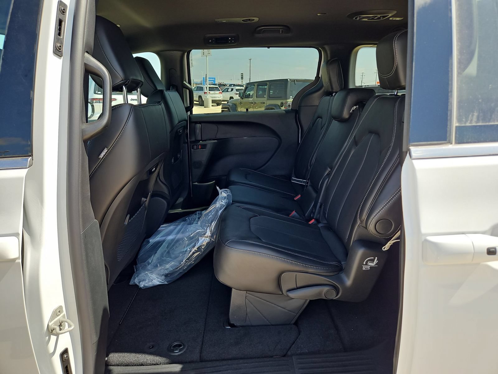 New 2027 Chrysler Pacifica Select FWD image 19