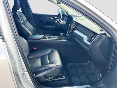 Used 2019 Volvo XC60 T5 Momentum w/ Premium Package FWD image 30