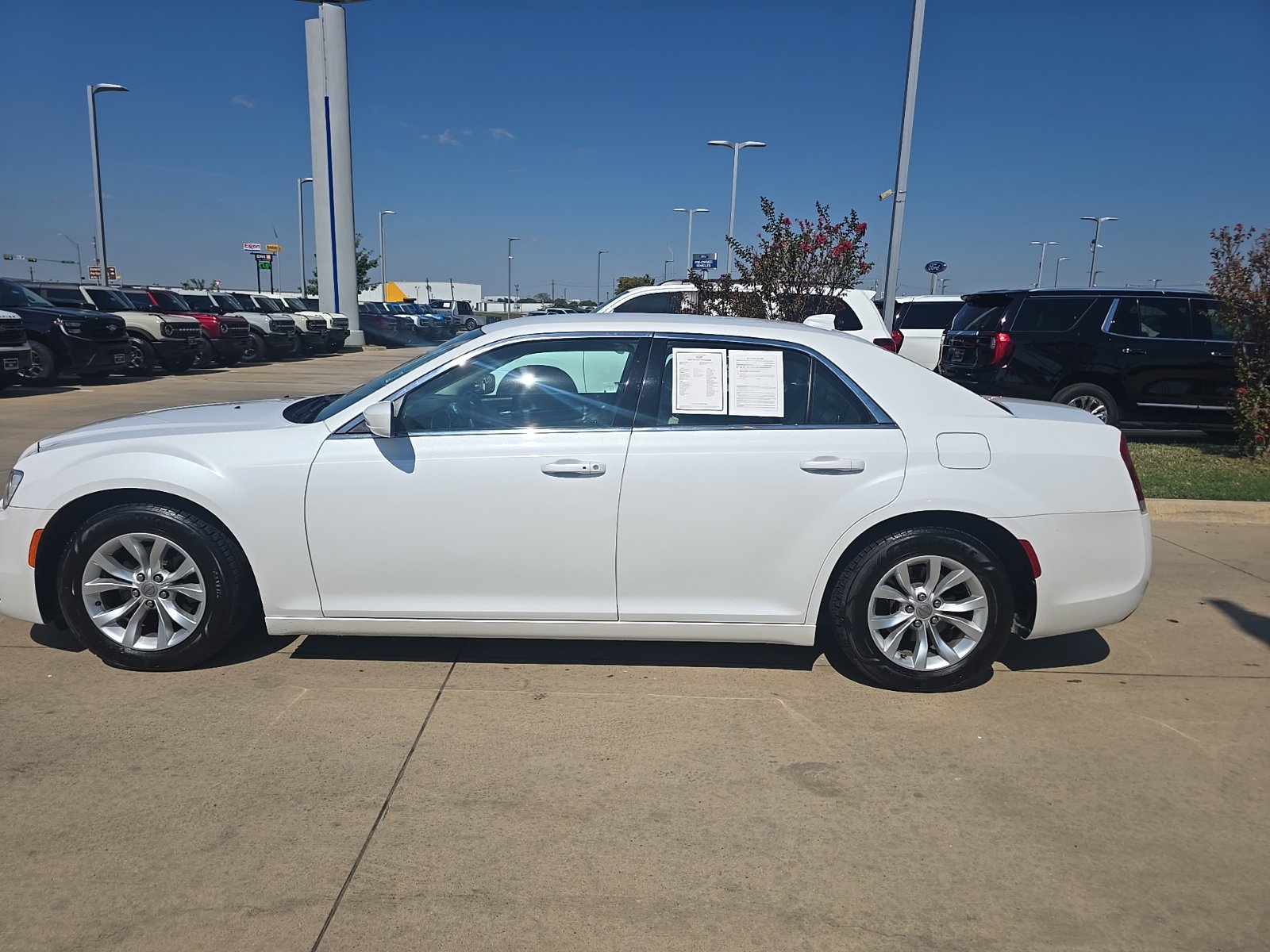 Used 2015 Chrysler 300 Limited RWD image 2