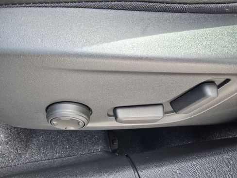 Certified 2023 Volvo XC40 B5 Plus w/ Protection Package Premier image 18