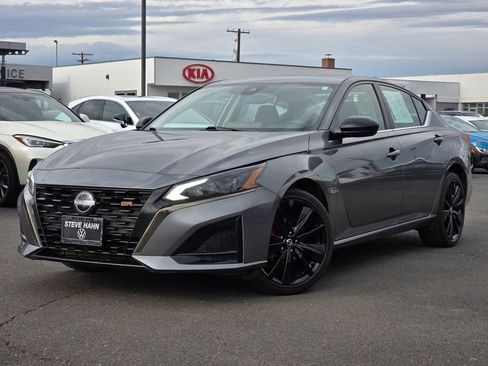 Used 2023 Nissan Altima 2.5 SR w/ SR Premium Package image 1