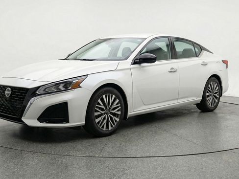 Used 2025 Nissan Altima 2.5 SV image 3