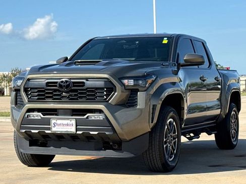 Used 2025 Toyota Tacoma TRD Sport AWD/4WD image 3
