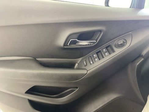 Used 2019 Chevrolet Trax LT w/ LT Convenience Package FWD image 26