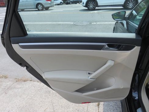Used 2017 Volkswagen Passat 1.8T R-Line FWD image 27
