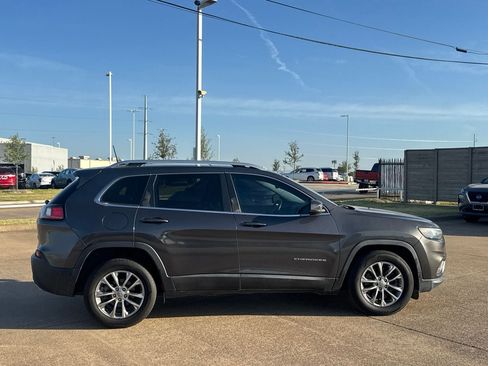 Used 2019 Jeep Cherokee Latitude Plus w/ Comfort/Convenience Group FWD image 27