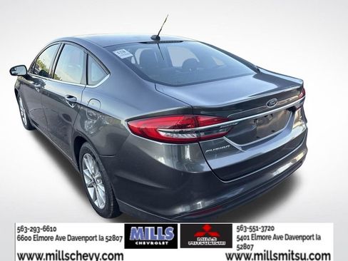 Used 2017 Ford Fusion SE FWD image 3