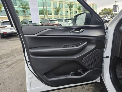 New 2025 Jeep Grand Cherokee Laredo X image 21