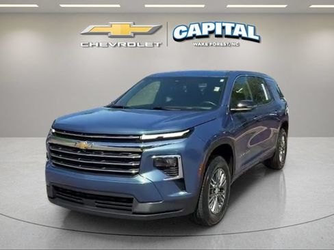 Used 2025 Chevrolet Traverse LT FWD image 1