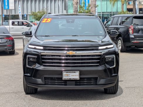 Used 2025 Chevrolet Traverse LT image 2