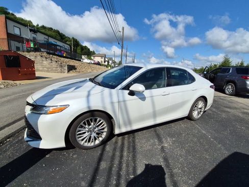 Used 2018 Toyota Camry XLE FWD image 4