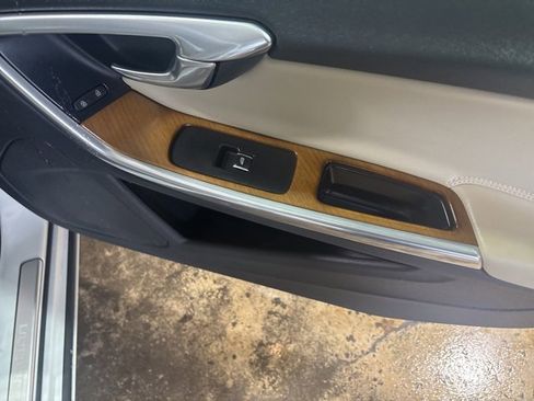 Used 2016 Volvo S60 T5 Inscription Platinum w/ Climate Package image 11