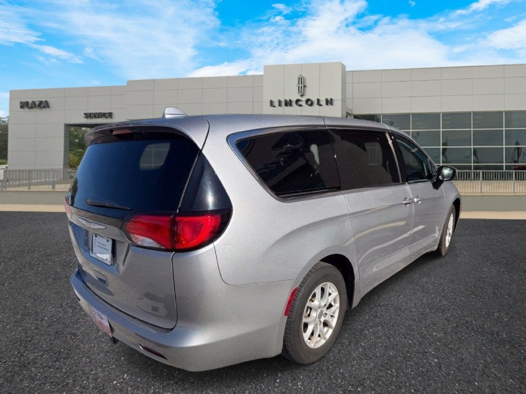 Used 2017 Chrysler Pacifica Touring FWD image 3