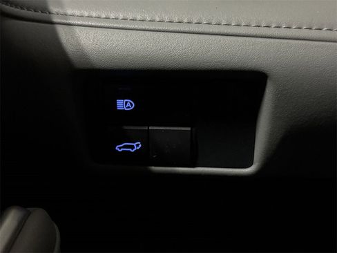 Used 2021 Toyota Highlander XLE image 17