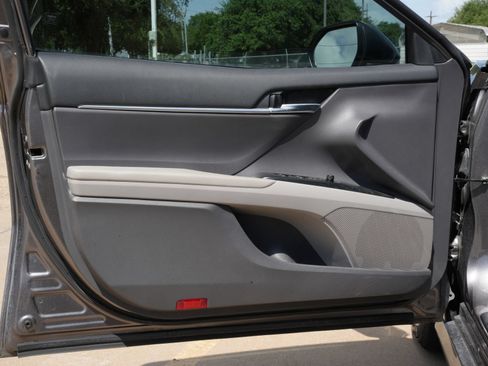 Used 2020 Toyota Camry LE FWD image 21