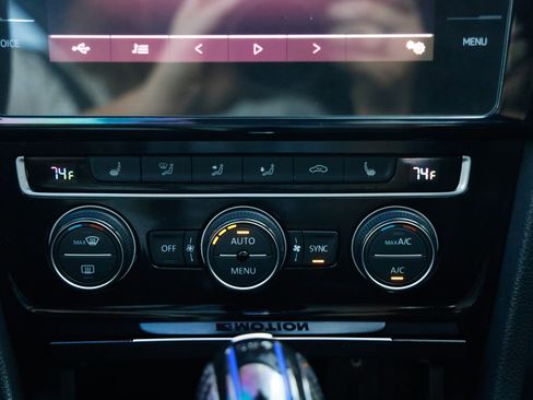 Used 2017 Volkswagen Golf R 4-Door image 33