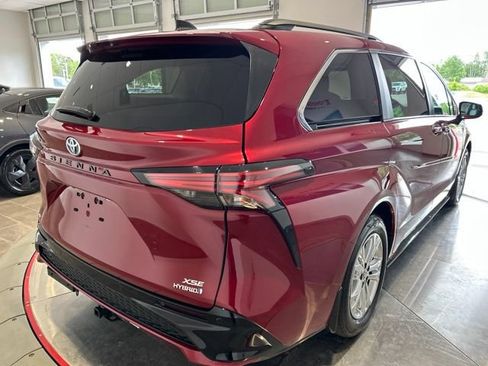 Used 2023 Toyota Sienna XSE w/ XSE Plus Package AWD/4WD image 7