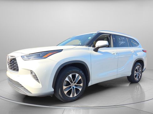 Used 2021 Toyota Highlander XLE image 2