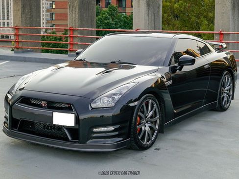 Used 2014 Nissan GT-R Premium w/ Premium Interior Package image 14