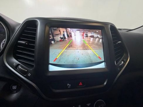 Used 2019 Jeep Cherokee Trailhawk w/ Cold Weather Group AWD/4WD image 20