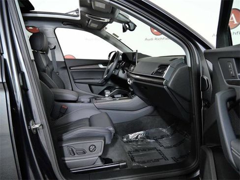 Used 2024 Audi Q5 e Premium Plus w/ Premium Plus Package image 11