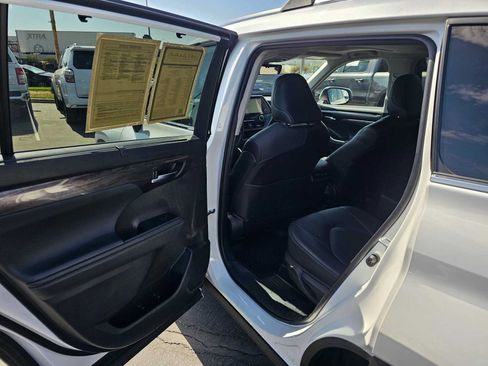 Used 2023 Toyota Highlander Limited FWD image 17
