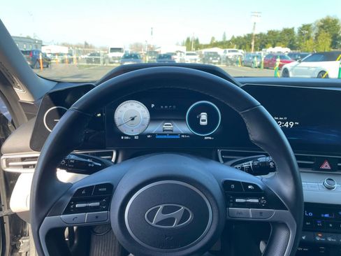 Used 2025 Hyundai Elantra Limited image 30