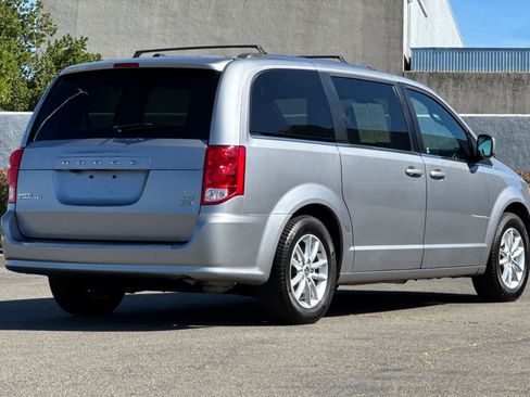 Used 2019 Dodge Grand Caravan SXT FWD image 2