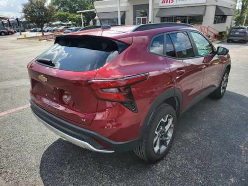 Used 2025 Chevrolet Trax LT w/ LT Convenience Package FWD image 9