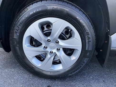 Certified 2022 Toyota RAV4 LE AWD/4WD image 9
