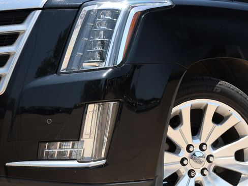 Used 2016 Cadillac Escalade ESV Luxury RWD image 12