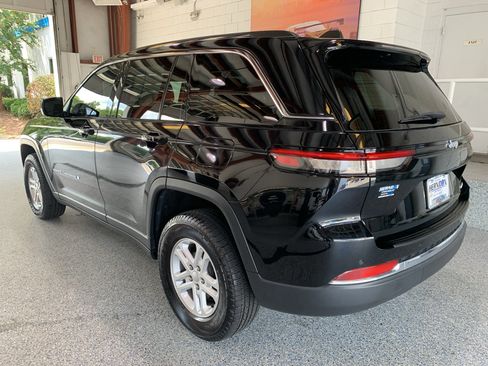 Used 2023 Jeep Grand Cherokee Laredo RWD image 6