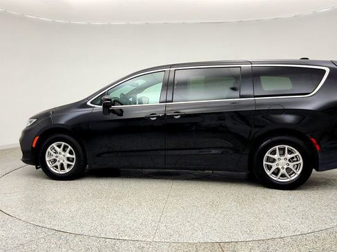 Used 2025 Chrysler Pacifica Select FWD image 8